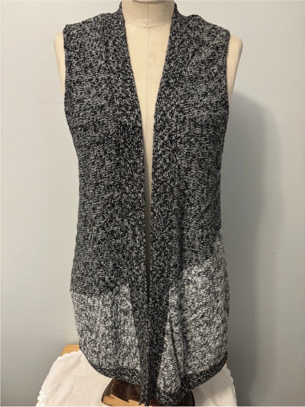 Chico's Black & White Sleeveless Open-Front Knit Cardigan